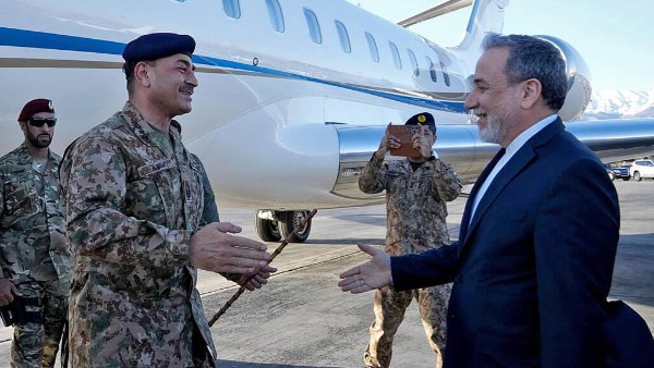 باكستان .. قائد الجيش يزور طهران لبحث إعادة فتح مضيق هرمز
