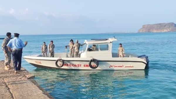 خفر السواحل اليمنية: إنقاذ 11 بحارًا من طاقم سفينة استهدفها الحوثيون في باب المندب