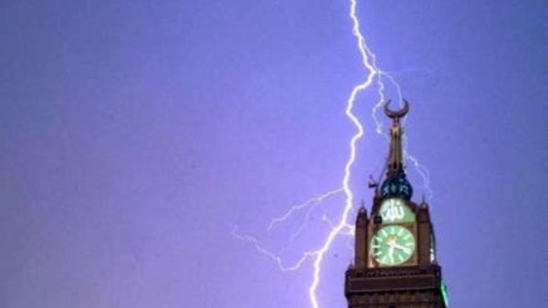 مشهد مهيب.. صاعقة رعدية تضرب برج الساعة في مكة المكرمة وسط أجواء ماطرة