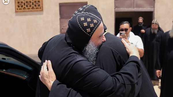 في أجواء أخوية.. الأنبا يؤانس يطمئن على صحة الأنبا بيمن