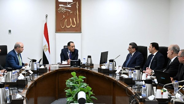 رئيس الوزراء يستعرض الموقف التنفيذي لمشروع مبني الركاب 4 بمطار القاهرة