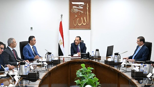 رئيس الوزراء: توفير السلع والمنتجات الأساسية في الأسواق بكميات وأسعار مناسبة