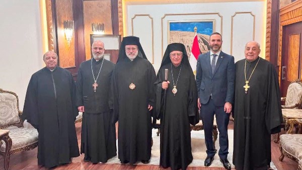 البطريرك يوسف العبسي يصل القاهرة في زيارة رعوية