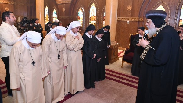البابا تواضروس يصلي صلوات تكريس مكرستين لدير بنات مريم ويلتقي إدارة مدرسة المحبة وأوائل الشهادة الإعدادية بالمدرسة التابعة للدير