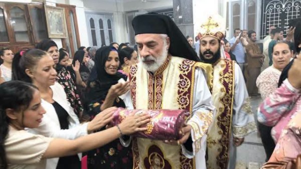 الأنبا باسيليوس يترأس قداس استقبال ذخائر القديس مار شربل ويرسم شمامسة جدد| صور