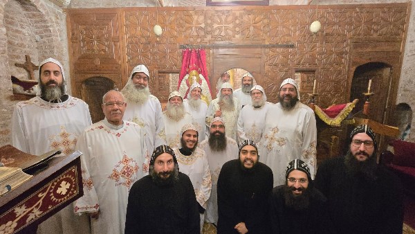 في تذكار رئيس الملائكة ميخائيل.. الأنبا بيجول يترأس القداس بكنيسة حصن دير المحرق