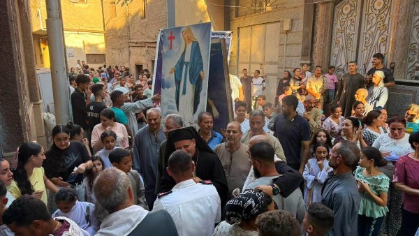 بقداس احتفالي وتطواف مريمي.. الأنبا بشارة يشارك أهالي منهري احتفالات عيد العذراء|صور