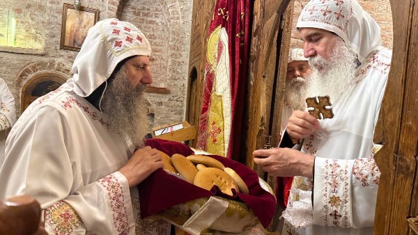 داخل الحصن الأثري بدير المحرق.. الأنبا بيجول والأنبا غبريال يشاركان في القداس الإلهي