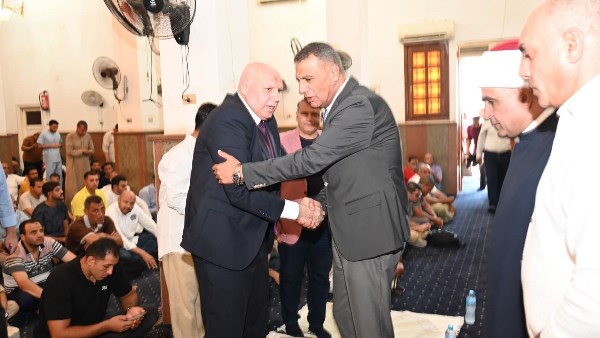 محافظ جنوب سيناء يصلي الجمعة في مسجد الشهداء بشرم الشيخ ويستمع إلى مطالب الأهالي.. صور