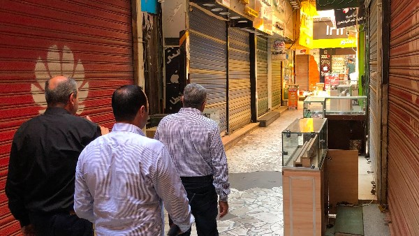 محافظ الدقهلية يوجه بإقامة تندة في منفذ بيع بالمنصورة لحماية المواطنين من حرارة الشمس