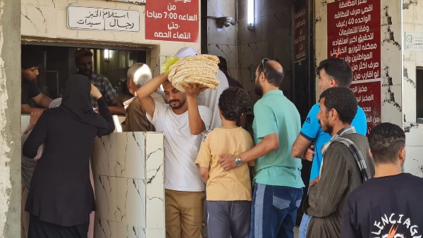 محافظ الدقهلية يتابع انتظام سير العمل بمخبز المحافظة ومنافذ بيع الخبز المدعم بكافة المراكز