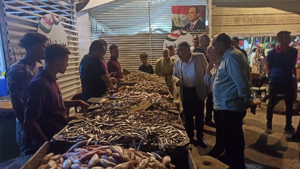 محافظ الدقهلية يواصل جولته الليلية ويتفقد المعرض الدائم للسلع الغذائية بحي شرق