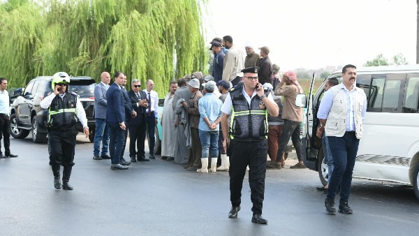 محافظ الدقهلية يوجه بتوفير سيارة ميني باص لنقل عمال بعد رصد خطورة نقلهم بطريق “رافد جمصة”