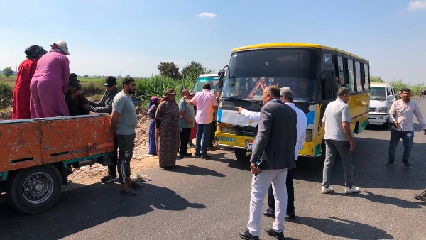 محافظ الدقهلية يوفر ميني باص لنقل العمال بدلا من السيارة ربع نقل بطريق بطرة/طلخا