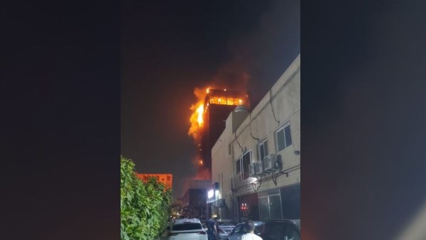 فرق الدفاع المدني بمدينة الدمام بالسعوديةتكثف جهودها للسيطرة على حريق اندلع في مبنى تجاري