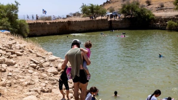 قطعوا المياه عن المزارعين الفلسطينيين.. مستوطنون يحولون عيون المياه بالضفة لمسابح