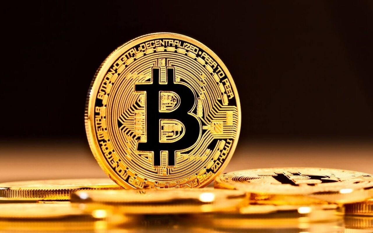 بيتكوين تستقر فوق 64 ألف دولار بدعم التفاؤل بقرب إعادة فتح مضيق هرمز