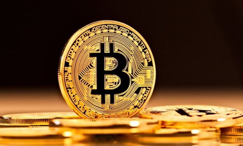 بيتكوين تستقر فوق 64 ألف دولار بدعم التفاؤل بقرب إعادة فتح مضيق هرمز