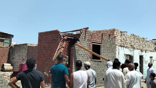 حي جنوب الغردقة يزيل مبنى مخالف على أملاك الدولة بمساحة 100 متر مربع