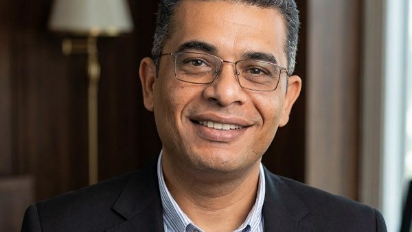 محافظ البحر الأحمر يوجه برعاية طفلتين بالغردقة وإنهاء الأزمة المالية للأسرة وتوفير العلاج والمأوى