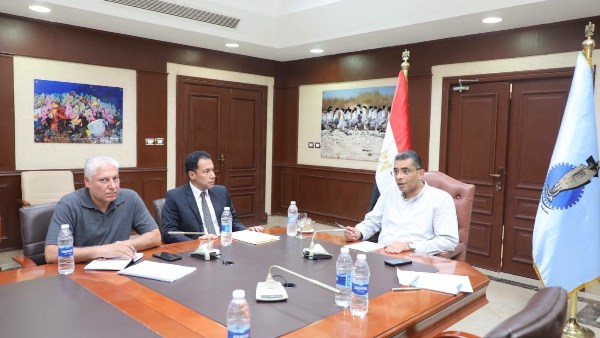 محافظ البحر الأحمر يعقد الاجتماع الأول للجنة العليا للاستثمار لوضع أسس وآليات العمل الجاذبة للاستثمار