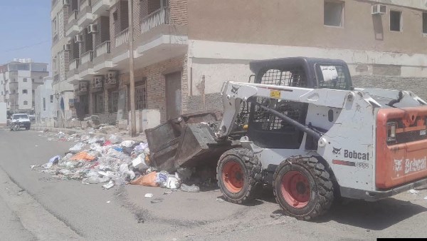 رئيس مدينة سفاجا يتابع أعمال النظافة ورفع المخلفات بالإسكان الشرقي ضمن خطة الارتقاء بالمظهر الحضاري
