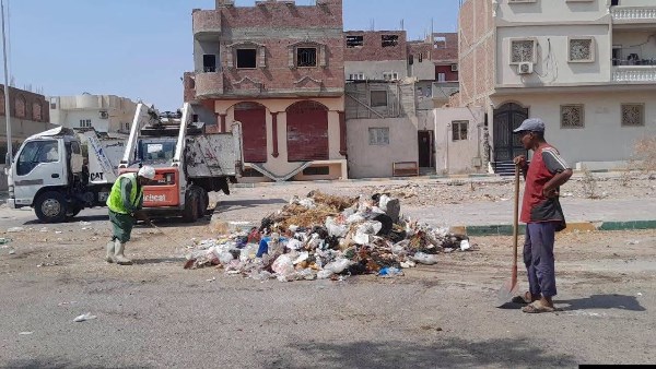 رئيس مدينة سفاجا يتابع أعمال النظافة ورفع المخلفات بعدد من المناطق