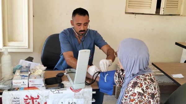 قافلة طبية بالحمراوين والأمل في القصير تقدم خدماتها لـ93 مواطنًا بالمجان