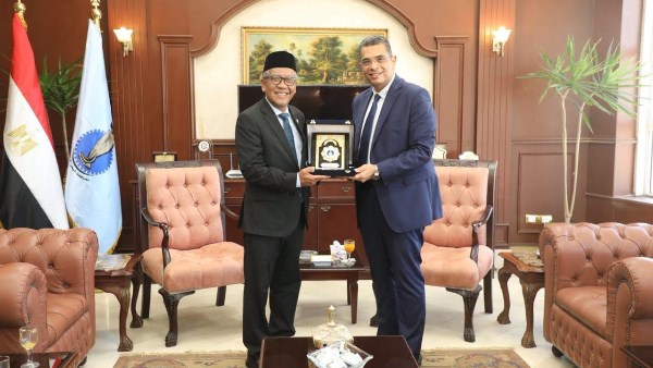 محافظ البحر الأحمر يبحث مع سفير إندونيسيا التعاون في السياحة والاستثمار
