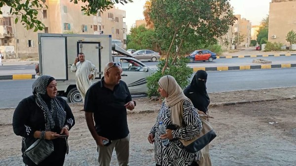 حملة مسائية مكثفة بحفر الباطن بالغردقة لرفع المخلفات وتوعية السكان