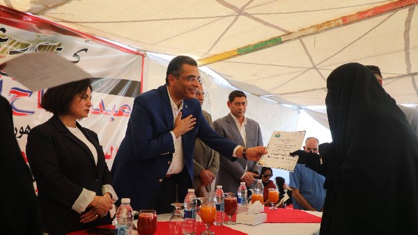 محافظ البحر الأحمر يسلم عقود ومفاتيح 52 وحدة سكنية كاملة التشطيب للأرامل والمطلقات