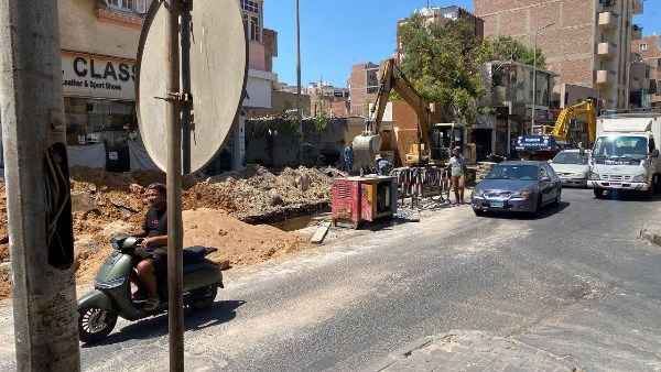 سكرتير البحر الأحمر يتابع استكمال توصيل الصرف الصحي بشيراتون الغردقة