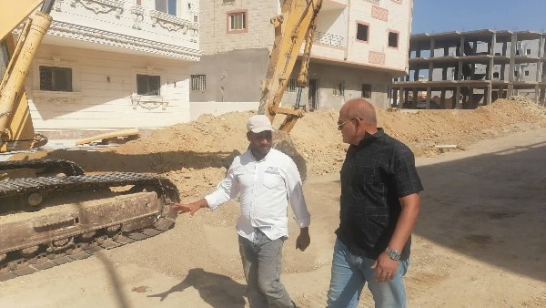 رئيس مدينة مرسى علم يتابع تنفيذ شبكة الصرف الصحي ويؤكد أهمية الاستفادة من المياه المعالجة