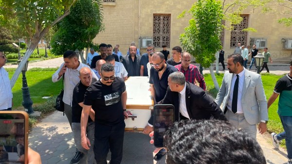 وداع مؤثر .. تشييع جثمان والدة الإعلامي محمد شبانة من المجمع الإسلامي بالشيخ زايد| صور