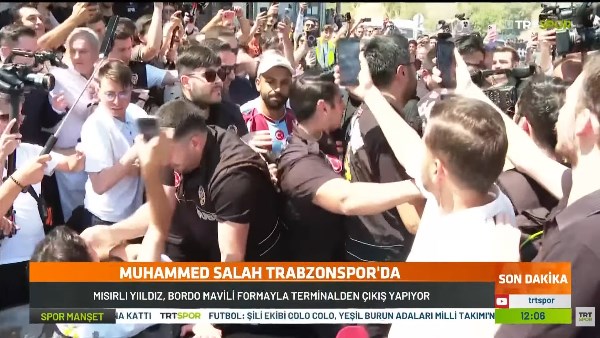 محمد صلاح يصل مطار تركيا وسط استقبال حافل من الجماهير والإعلام