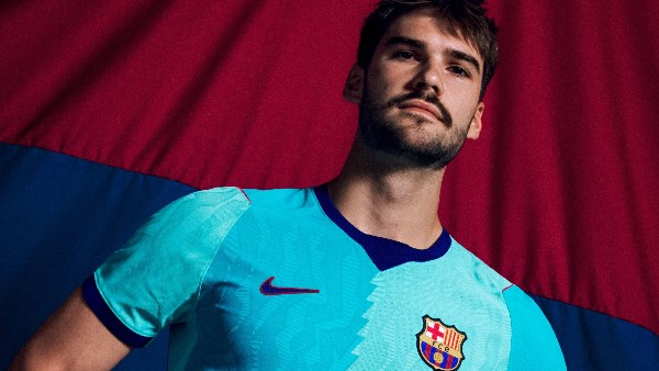برشلونة يعلن القميص الثالث استعدادا للموسم الجديد