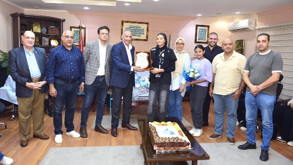 نادي الطيران يكرم چيداء كامل حارسة منتخب الناشئات لكرة اليد بعد إنجاز كأس العالم