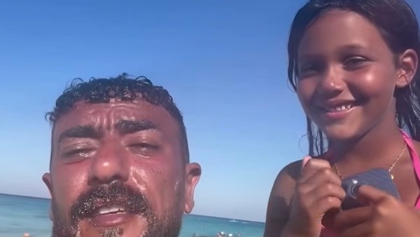 علي كلاي وفهد البطل.. طفلة تكشف لأحمد العوضي سر إعجابها به في الساحل الشمالي