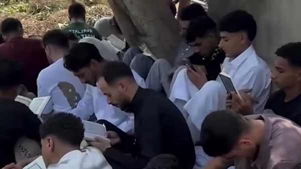 مشهد مؤثر .. شباب يجتمعون حول قبر صديقهم الراحل لختم القرآن