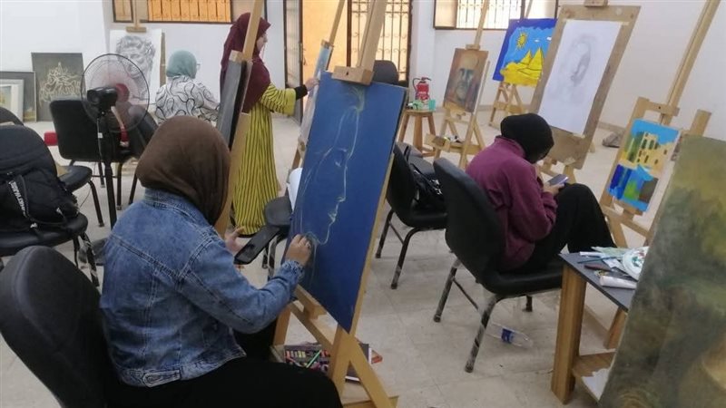 وسط مشاركة واسعة، مجمع 15 مايو للفنون يواصل رحلته بفعاليات عن الرسم والخزف