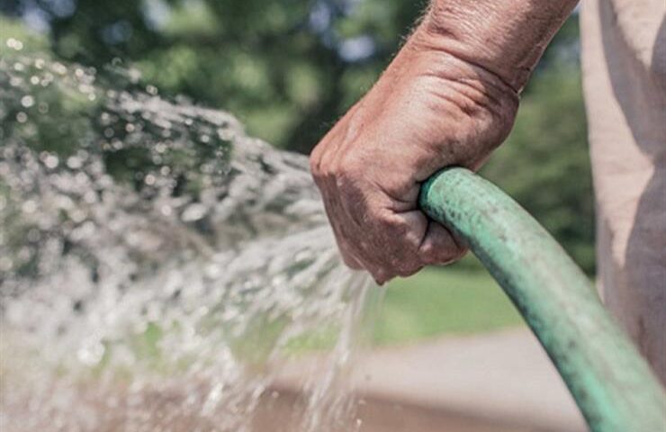 هل رش المياه في الشوارع في أوقات الحر؟.. أمين الإفتاء يجيب