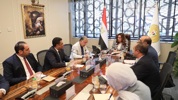 وزيرة التنمية المحلية والبيئة تناقش مع رئيس غرفة الصناعات الكيماوية تعزيز صناعة تدوير المخلفات