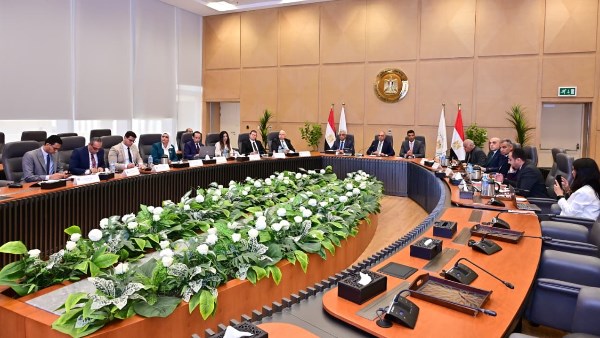 الحكومة تبحث إطلاق منظومة متكاملة للإدارة المستدامة للمياه في المصانع