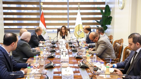 وزيرة التنمية المحلية والبيئة تعقد اجتماعاً لمتابعة الموقف التنفيذى لمشروع تطهير مصرف كيتشنر
