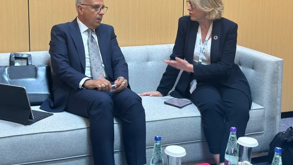 وزير الري يبحث مع السفيرة الفرنسية للمناخ والبيئة تعزيز الاستثمار والتمويل في قطاع المياه