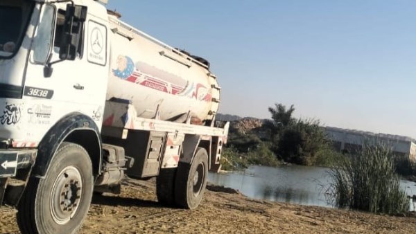 ضبط سيارة نقل تلقي مخلفات خطرة سائلة على أحد أحواض بحيرة مريوط بالإسكندرية