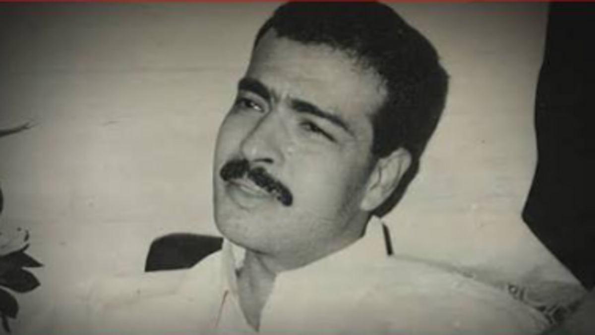 شرب بوله.. قصة أكثم سليمان الناجي الوحيد من زلزال مصر 1992