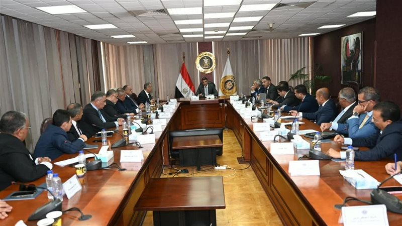 وزير الصناعة يبحث سبل دعم الصناعات المغذية للسيارات لتعزيز الإنتاج المحلي