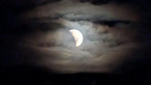 صلاة الخسوف عند ذهاب ضوء القمر.. دار الإفتاء: من فاتته فلا قضاء عليه ولا يجوز صلاتها بعد زوال وقتها.. الأزهر للفتوى: أداؤها سنة عن النبي بهذه الطريقة