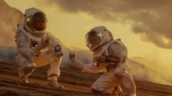 لماذا يلمع واقي خوذة رائد الفضاء باللون الذهبي؟.. سر علمي يحمي عينيه